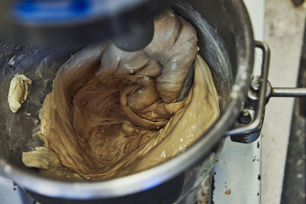 パーム油と豆乳クリームバターを加え、再び低速で３分、中速で３分、高速で３分回す。