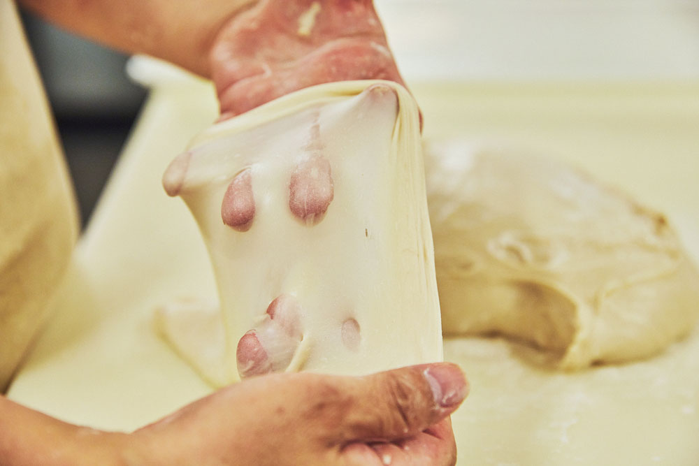 生地をつまみ左右に引っ張り伸ばした時、ごく薄い強い膜ができる。かなり薄く伸ばしても破れない。