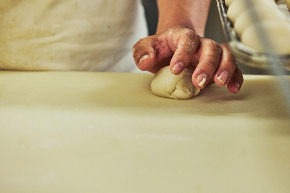 表面の生地を軽く張らせるように丸める。