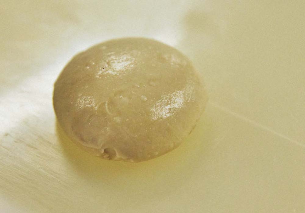 復温後の生地。生地が緩み、表面にはツヤが出る。