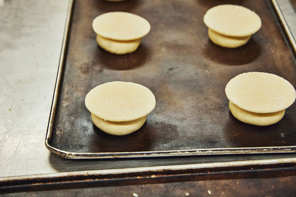 ９を冷凍庫から取り出し、最終発酵が終わったパン生地の上にのせる。