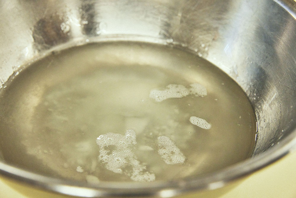 クッキー生地を作る。ココナッツ油を溶かす