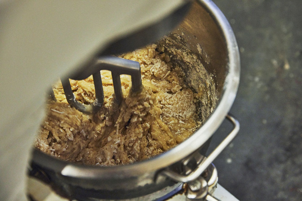 ミキサーボウルに１と２を入れ、低速で撹拌する。