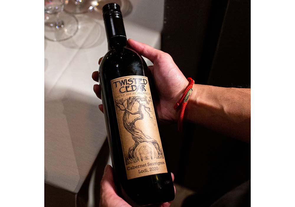 （写真）オワムニでは北米、中米のみならずニュージーランドなどの先住民族によるワイナリーから取り揃えたワイン各種も楽しめる。photograph by Sean Chee