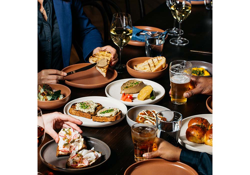 （写真）特製ヴィネガーに漬け込んだニシンとディルのブルスケッタ（中央左、19豪州ドル）をウォッカのお供に。ガーリックとバターが香るウクライナが誇るふかふかのディナーロール「パンプシュカ」（右手前、12豪州ドル）をボルシチに浸すのが、筆者のおすすめ。