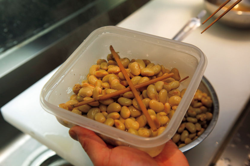 藁を挟み、大豆を詰める