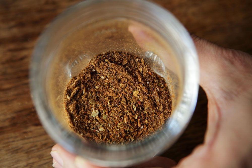 湿気を避け、冷暗所で約1年間保存可能。