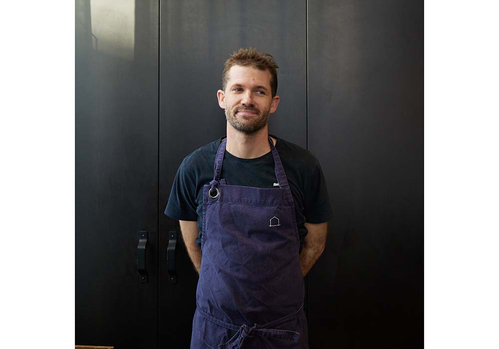 （写真）「ザ・ウォーター・ハウス・プロジェクト」のオーナーシェフ、ガブリエル・ウォーターハウス氏。「ノンアルドリンクとはいえ、アルコールドリンクを模倣したもの（たとえばノンアルのワインなど）を目指しているわけではない。ノンアルのハウス・インフュージョンに最も大切なのは、酸味とのバランス。それがなければフラットな味になってしまう」と氏は語る。