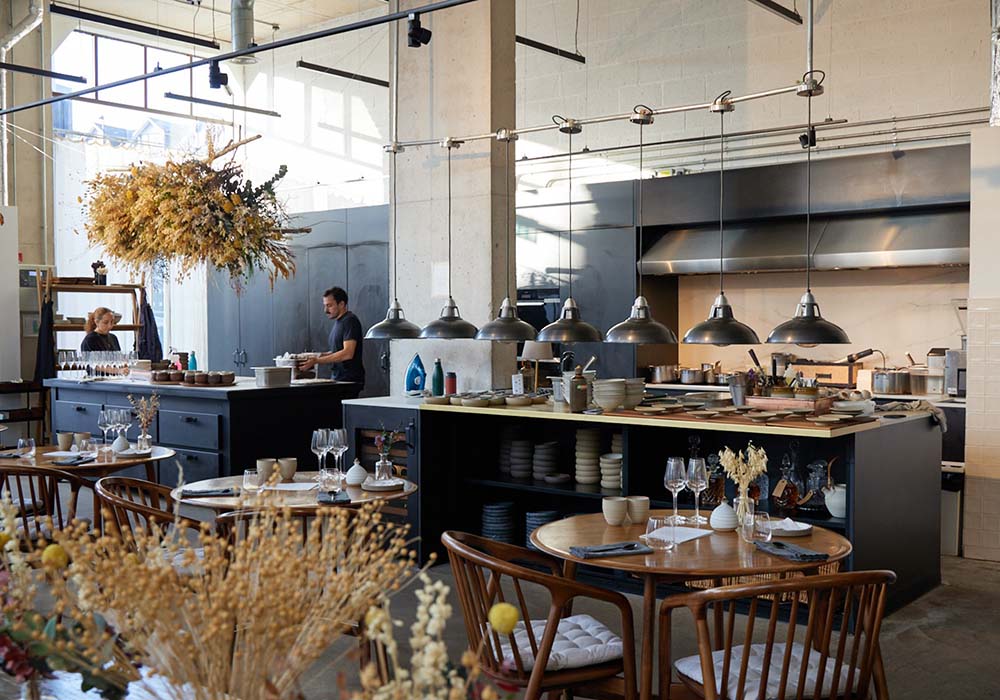 （写真）店内は、ウォーターハウス氏の妻パトリシアさんが指揮する、個性的なドライフラワーをふんだんに配したオーガニック感溢れるデコレーションと、インダストリアルな雰囲気が融合したインテリアが印象的。