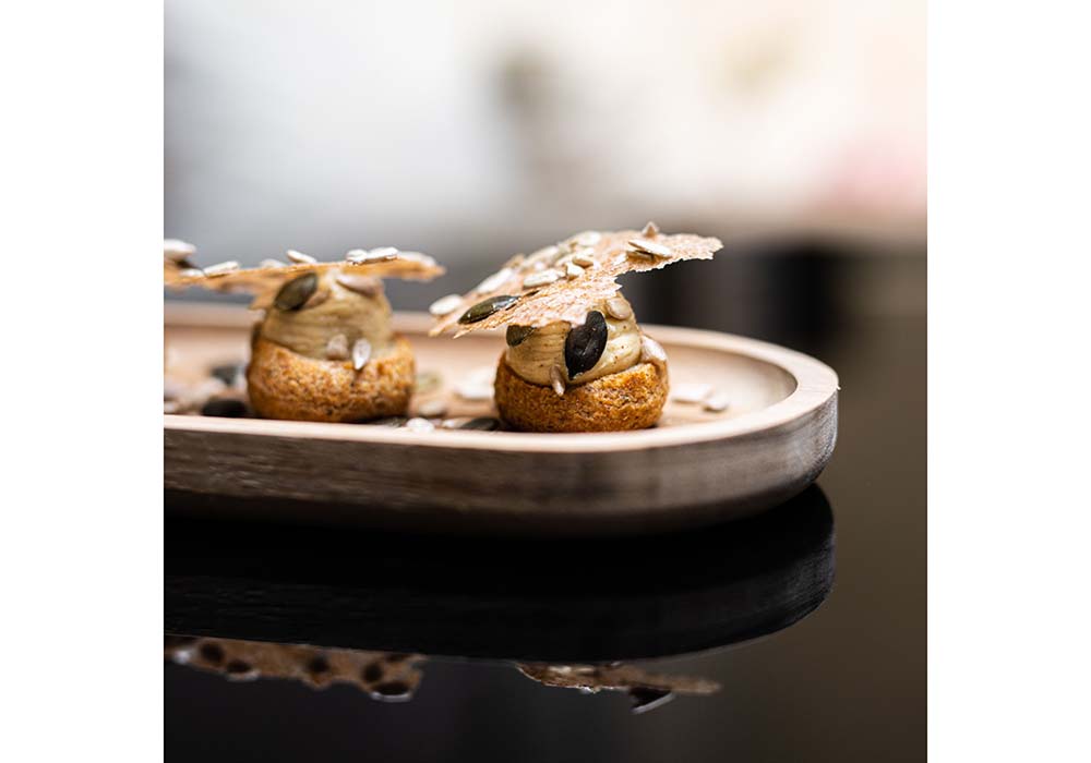 （写真）古代小麦を使い、シリアルでアクセントをつけたシュー生地の中に、甘くとろけるようなクリームがぎっしり。