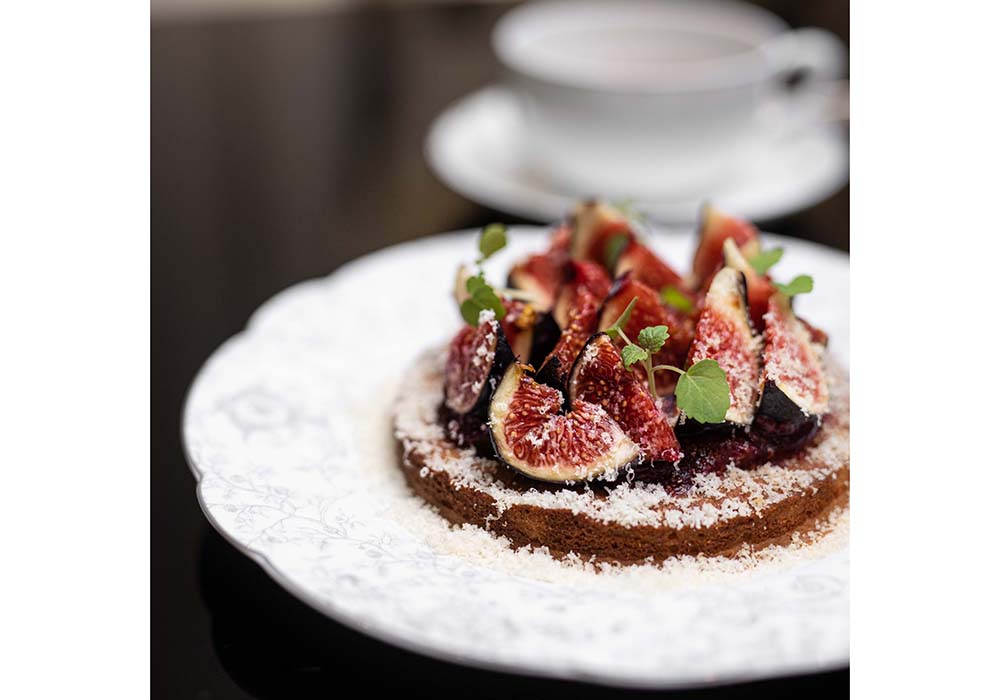 （写真）イチジクとカルダモンのタルト。甘さ控えめでハチミツとアーモンドの香りが引き立つ。タルトは月替わりで旬の果物を使う。