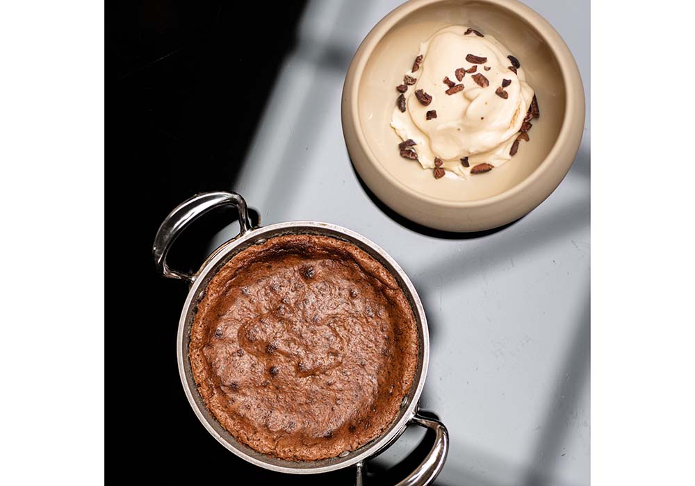 （写真）焼きたてのガトー・ショコラはニコラ・ベルジェのSAO TOME 65%のチョコレートを、アイスクリームはブルターニュのケルバスタード農園のミルクを使用。熱々のガトー・ショコラと冷たいアイスクリームが混然一体となって、うっとりするような味わい。