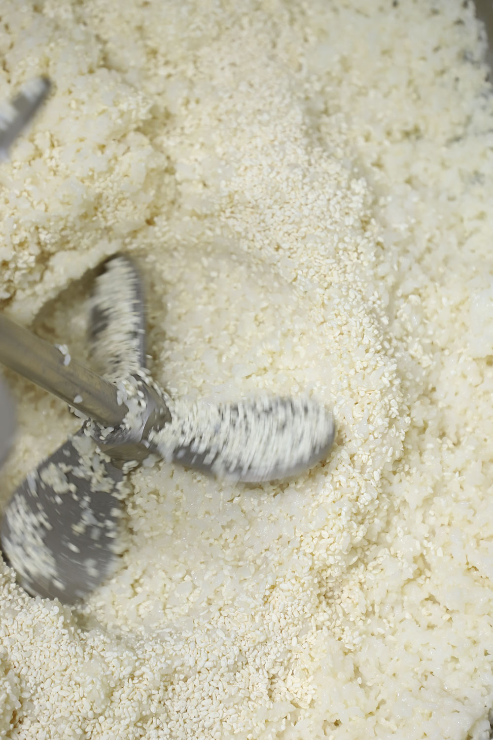 米、米麹、水と共に糖化機で撹拌する。