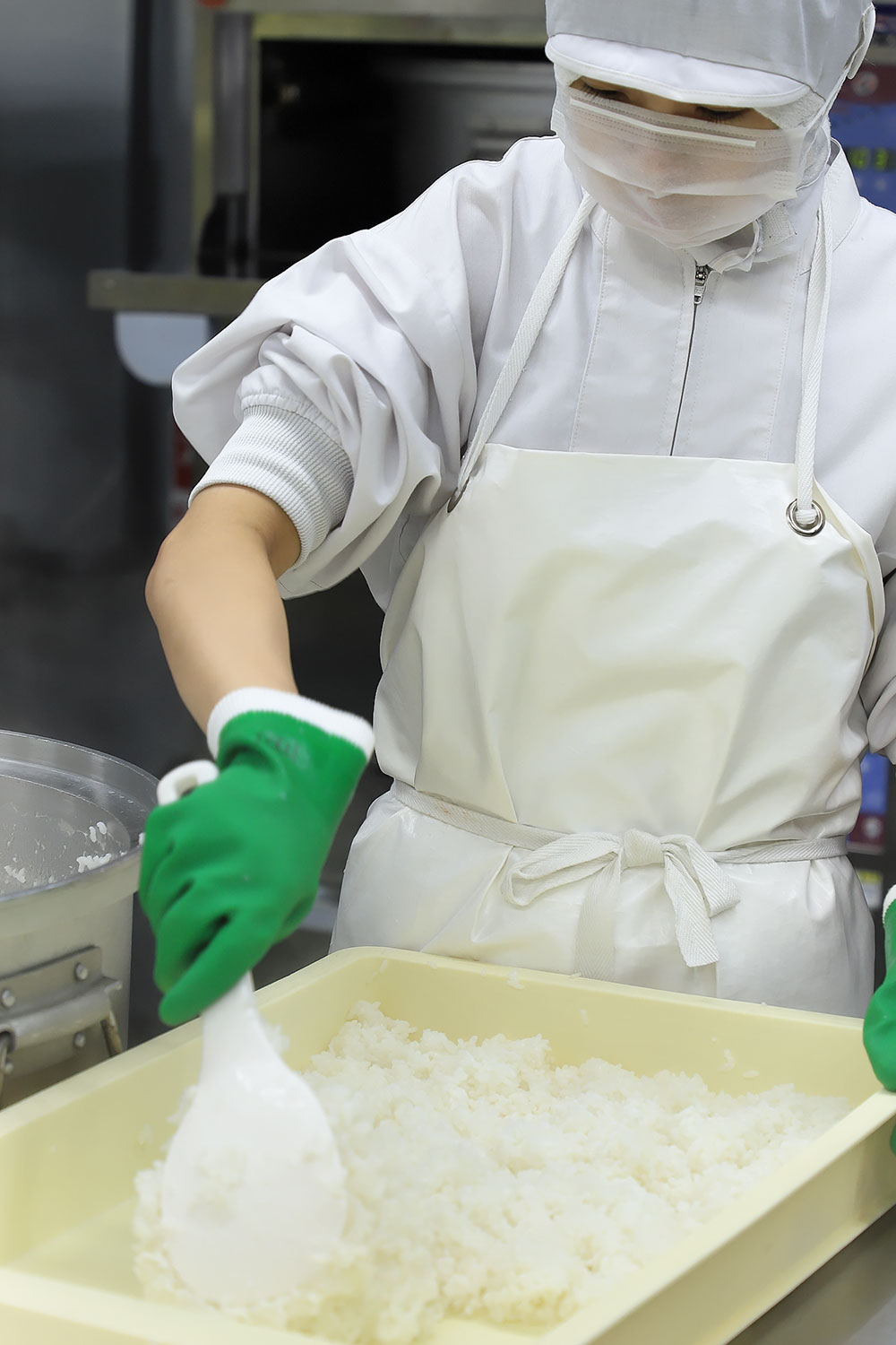 米は少し柔らかめに炊き、人肌まで冷ます。