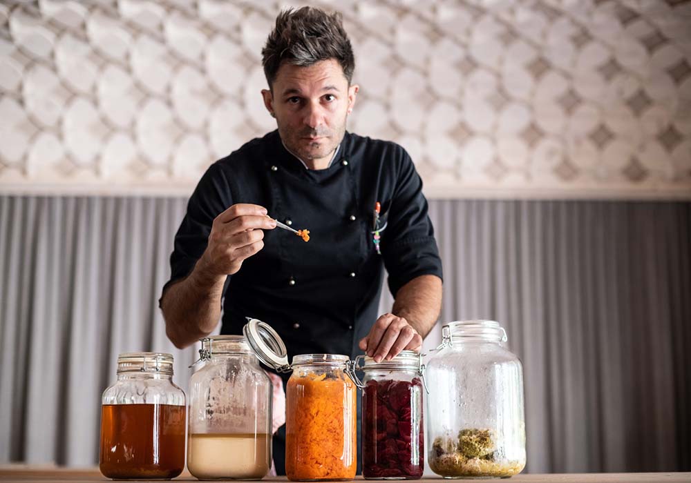 （写真）ザ・ガルム・プロジェクトの共同経営者で、開発を担うシェフのマッティア・バローニ氏。ボルツァーノにある「NOI Techpark」内の研究所で開発に勤しみながら、近郊のリゾートホテル「バッド・シュルガウ（Bad Schörgau）」の２つのレストラン、「ラ・フーガ（La Fu Ga）」と「アルペス（Alpes）」でガルムを使った料理を提供している。