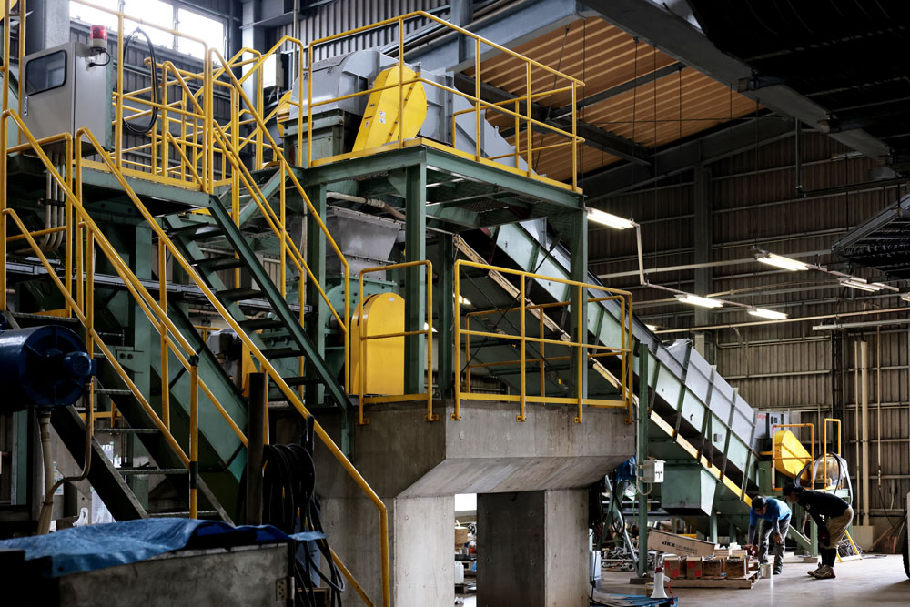 収穫・選別を終えたサトウキビは、ベルトコンベアで工場内に運び込まれ、カッティング。その後シュレッダーで細かくし、ローラー状の圧搾機で汁を搾り出してからジュースヒーターで加熱・濃縮する。