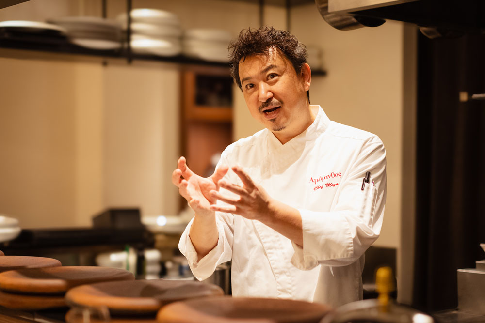 東京・赤坂「アマラントス」宮﨑慎太郎シェフ。西麻布「ル　ブルギニオン」銀座「ヴァンピックル」麹町「オーグードゥジュール」を経て、2005年に渡仏。帰国後はザ・リッツ・カールトン東京のフレンチダイニング「アジュール フォーティーファイブ」料理長に就任。2021年10月、現店独立。