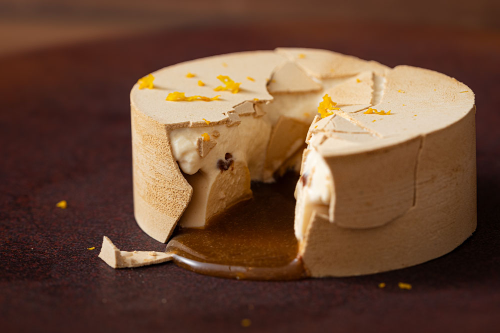 メレンゲを割ると、中から柚子のソースがとろりと流れ出す。