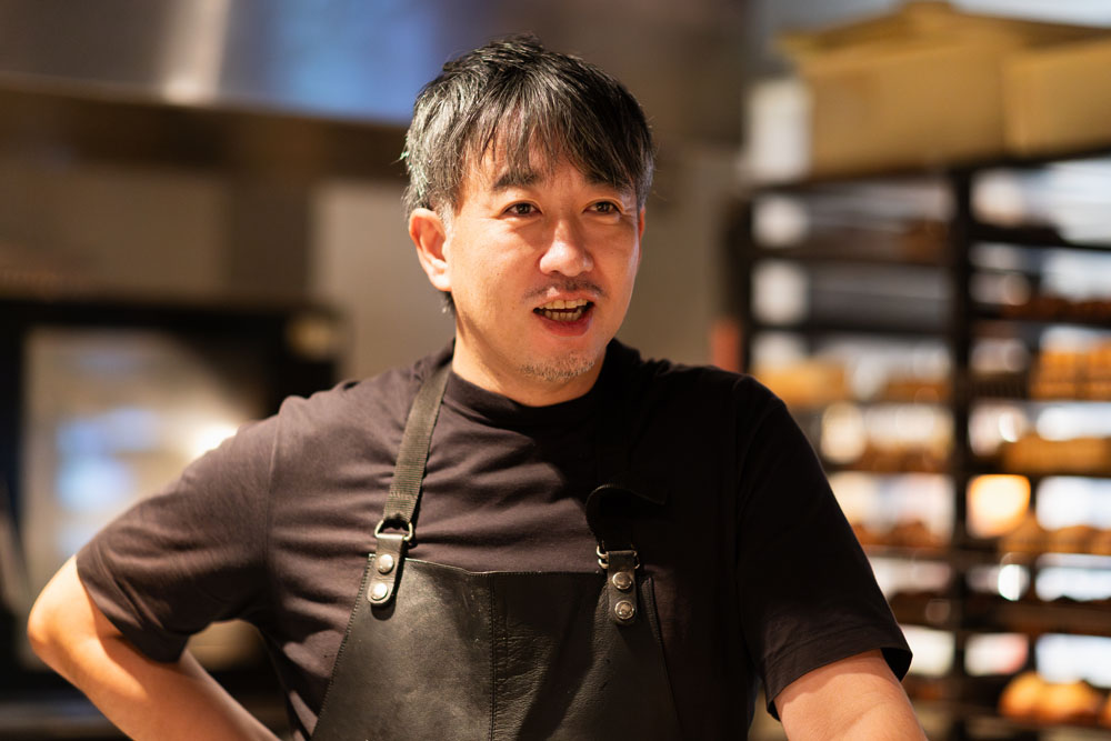 ウルトラキッチン代表の杉窪章匡シェフ。「365日」や「ジュウニブンベーカリー」などを運営し、数々の人気ブーランジュリーのプロデュースなども手掛ける。パティシエとしてキャリアを積み、渡仏してレストランで修業し、帰国。パティスリー、ブーランジュリーでシェフを務めたのち独立。