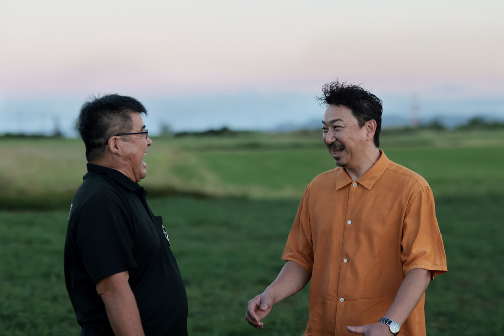 畑を行き来し、「踏んだほうが麦によいということなので、遠慮なく踏んできました」と言いながら戻ってきた宮﨑シェフ。「ありがとうございます。本当は、踏んだ後に雨が降ると一番いいんですけれど（笑）。麦は穂が出てくるとすごくきれいですよ」と、玉城さんはおおらかな笑顔で迎えた。