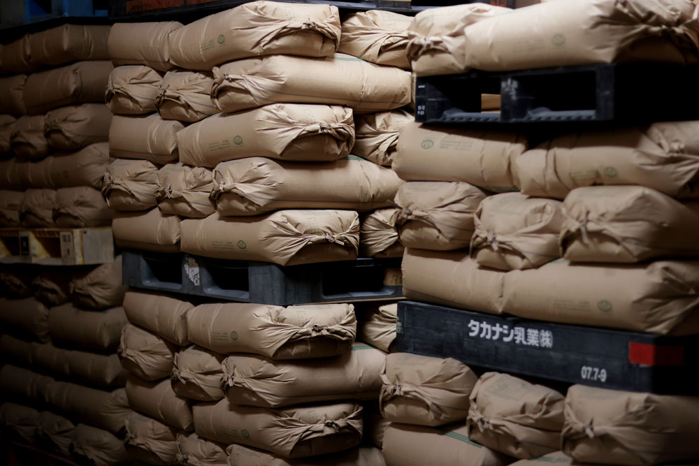 収穫後に乾燥させ、２回選別した小麦は、15℃以下に設定した倉庫で保管。製粉前にもう一度選別を行なう。