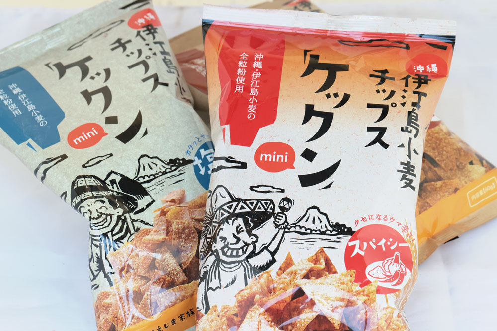 伊江島小麦を使った商品の中でも人気なのが、薄く延ばした全粒粉の生地を油でからっと揚げた「ケックン」。左は塩味、右はスパイシー味。サクサクの軽い食感で、手が止まらなくなる。