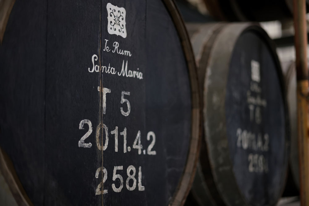 温暖な沖縄では熟成は早く進むが、「天使の分け前」と呼ばれる目減りも多い。「沖縄の天使は大酒飲みなので、１年で10％ほど減ってしまいます」と、浅香さんは笑う。