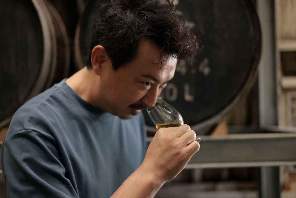 「アルコール感は強いですけれど、いい香りです。シェリーとかブランデーとか、樽の種類によってラム酒の香りは変わってくるんですか？」との宮﨑シェフの問いに対し、「はい、違います。ラム酒は甘いイメージがありますが、うちでは砂糖を加えておらず、わりとドライ。でも甘味もある」と、浅香さん。