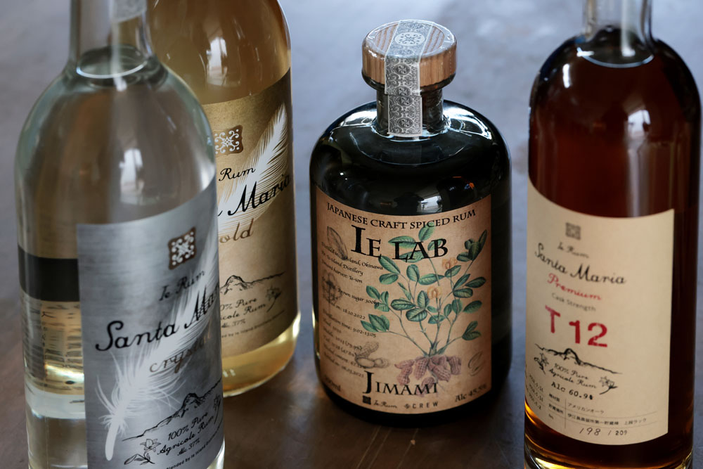 左から、ホワイトラムの「イエラム サンタマリア クリスタル」￥2,750、オーク樽で熟成させた「イエラム サンタマリア ゴールド」￥2,970、伊江島産落花生を加えたホワイトスパイスドラムの「イエラボ ジーマミ」￥4,950、７年以上となる長期熟成させ、ひとつの樽から取り出されたビンテージラムの「イエラム サンタマリア プレミアム T12」￥29,700。
