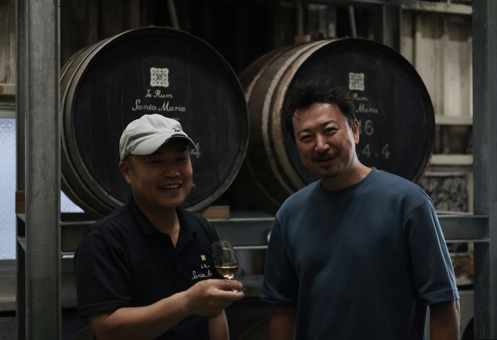 「その土地のサトウキビを使い、スパイスドラムのフレーバーも地元のものにこだわって、ラム酒にまでもっていくのがすごい、貴重な経験をさせていただきました」と、宮﨑シェフ。「ゆくゆくは海を渡って広く人々に愛されるお酒になってほしいと、願っています」と、浅香さん。