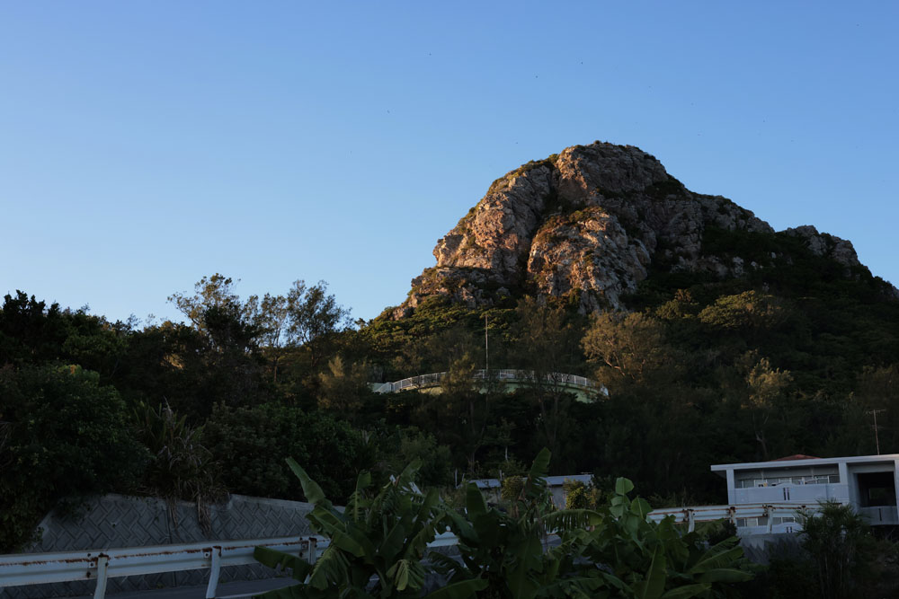 伊江島では、どの場所からもタッチューが見える。角度によって表情が変わる。