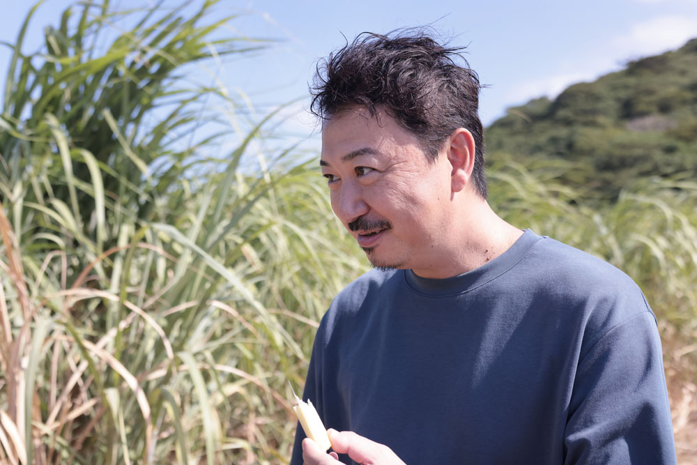皮を剥いたサトウキビの髄は繊維質。「カリッとしていますね。（噛みしめると）あ、甘い！ すごくジューシーで、甘さの感じは和梨に近いかな」と、宮﨑シェフ。