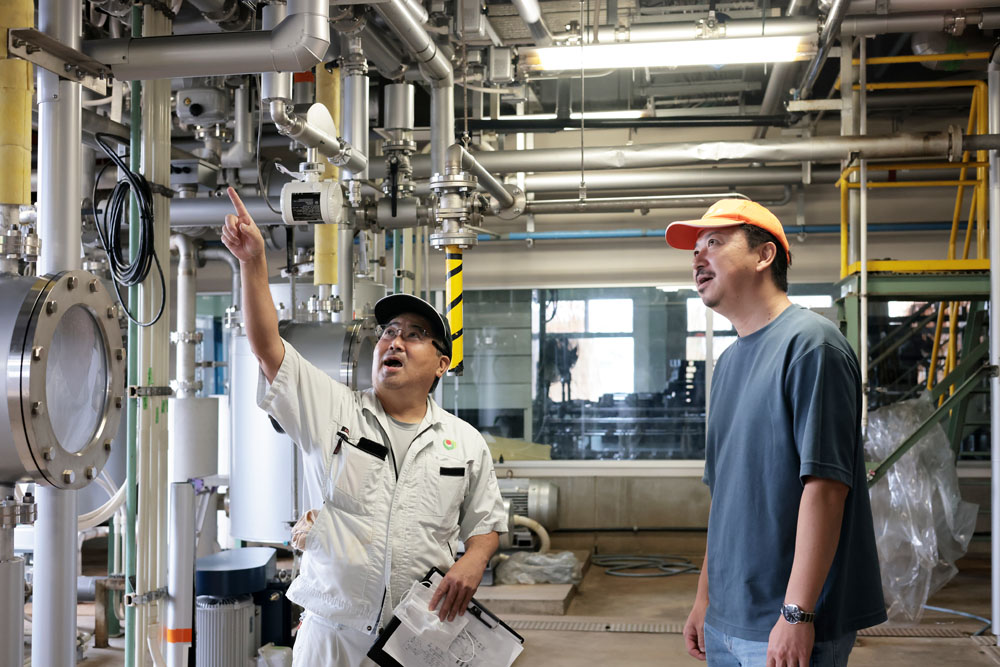 JA沖縄伊江支店加工部・部長の友寄孝明さんの案内で、工場内を視察。（※工場の画像は全て稼働前の整備期間 中に撮影）