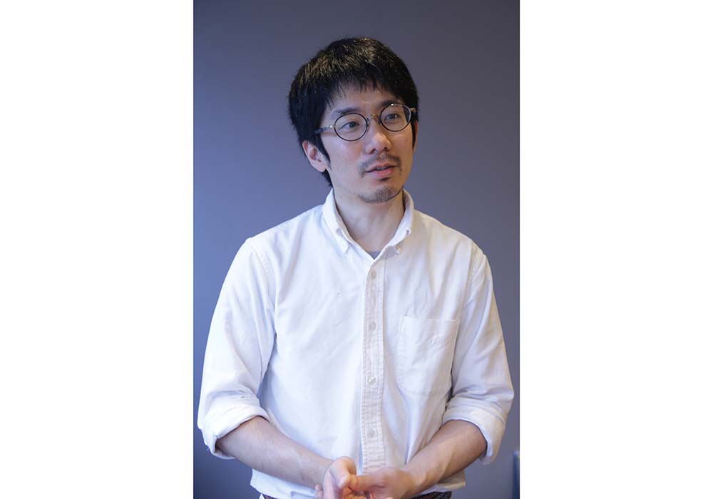 1980年生まれ。料理上手の母の影響で小学生の頃からケーキ作りを始める。大学で農業関係の勉強をしながら夜間の製菓学校に通い、卒業後は洋菓子メーカーや実家の山中漆器卸会社で勤めた後、2017年３月に独立開店。