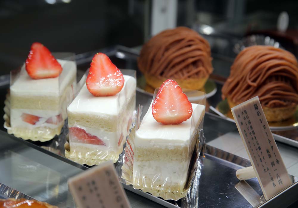 国産のイチゴを豆腐クリームと豆乳スポンジでサンドした、一番人気のケーキ。スポンジバージョンの「苺のチョコケーキ」も。