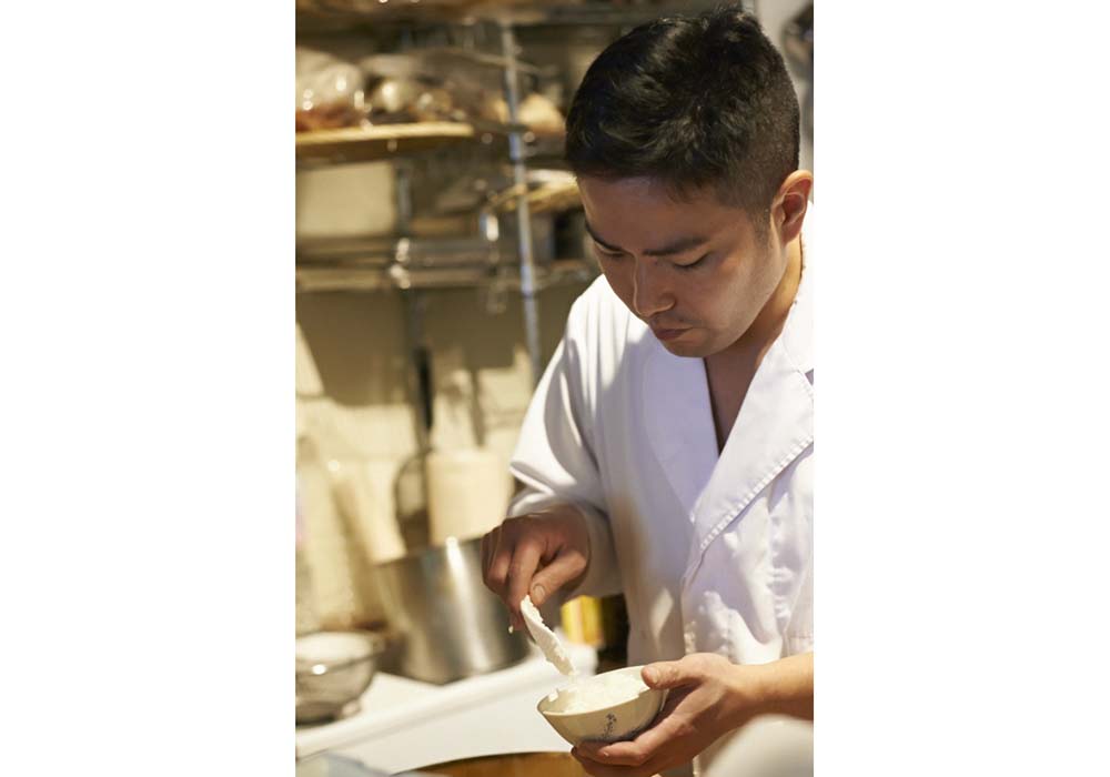 逗子「日影茶屋」新橋「心米」などを経て、16年に芝「太華」を開店。薄めのだしで炊いた「芝煮」の味が忘れられず、江戸料理を独学で学び始める。21年６月に移転。「江戸前 芝浜」としてリニューアル。