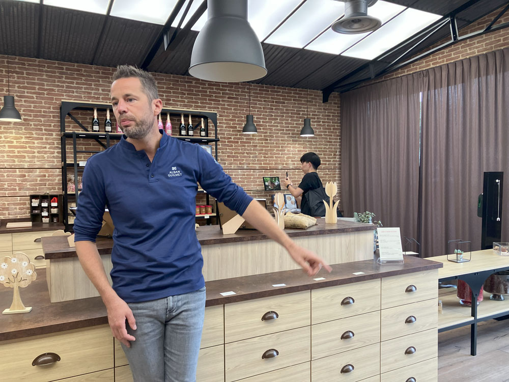 2021年から出展しているノルマンディのアルバン・ギルメが今回は初来日。地元の名所モン・サン＝ミッシェルをかたどったショコラと大人気のサブレをひっさげてやってくる。