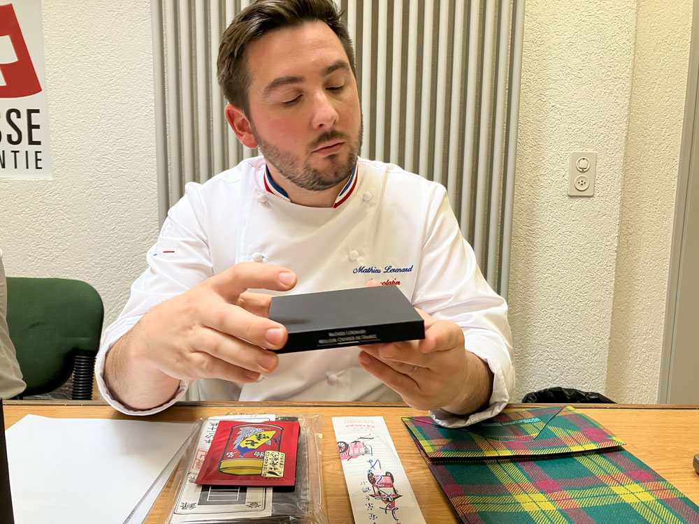 2024年の初登場は３人。その１人、マチュー・ルルナールはジュネーヴの老舗「マルテル・ショコラティエ」に勤務するが、サロン・デュ・ショコラには自身の名を冠したブランドで参加。2023年にMOFを取得したばかりの注目のショコラティエ。