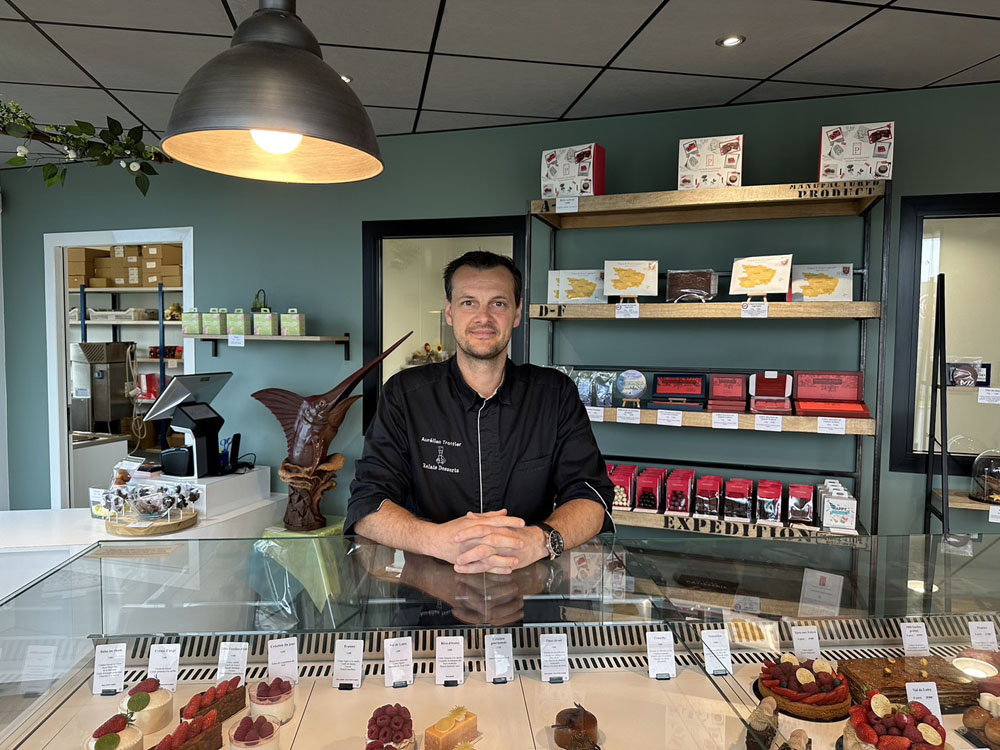 フランス西部の町アンジェにある「アルティザン・パシオネ」のオレリアン・トロティネシェフも今回初登場。地元産の素材を使い、地元で愛されるパティスリー。ルレ・デセール会員の実力派。