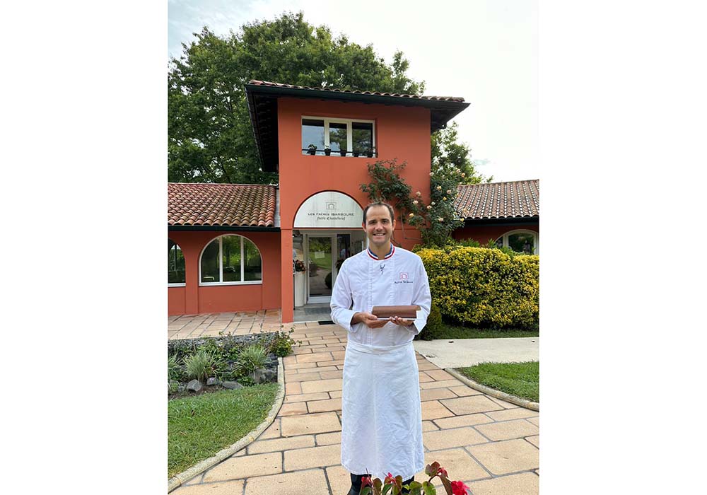 この人も初登場。バスク地方バイヨンヌ近くのリゾート地ビダールのホテル・レストラン「レ・フレール・イバーブー」のパティシエのパトリス。2019年にパティスリーのMOFを取得している。