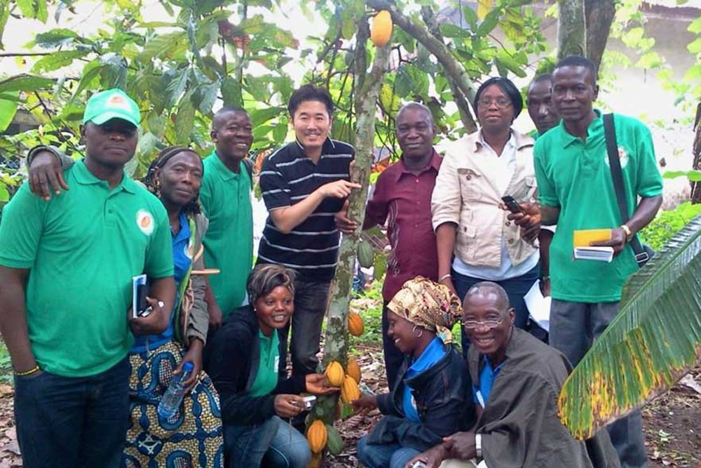 メーカーをはじめビーン・トゥ・バーの作り手に良質なカカオ豆を供給する立花商店の生田渉さん。現地の課題解決に取り組みながら事業を展開するソーシャル・トレーディング・カンパニーとしての姿勢を大切にする。アフリカやアジア、中南米のカカオ産地と密接な関係を築いている。
