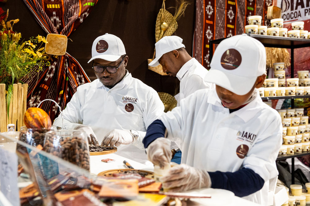 ©Brunet-Monié - SDC PARIS 2023 2023年のパリのサロン・デュ・ショコラには、カカオ生産国が出展。こちらは、コートジボワールのカカオを直接提供するDIAKITE COCOA PRODUCTSのブース。