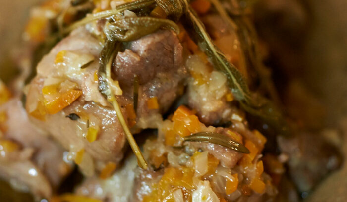 攻めのオイル使いでトスカーナの味に「豚のソフリット煮込み」