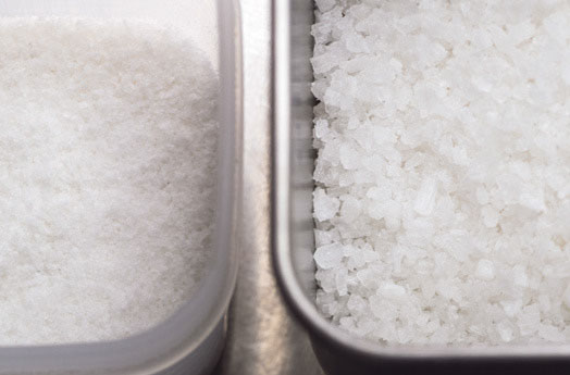 右はニンジンを下茹でする時に使う粗塩。左は炒める時に使う調味用の細粒の塩
