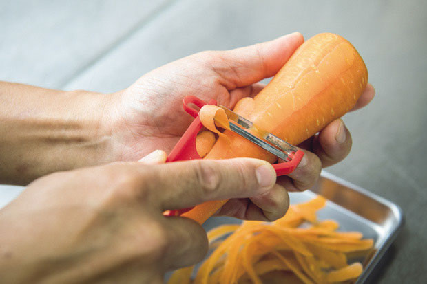 ニンジンの皮を剥き、頭の硬いところを切り落とす。