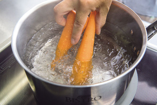 ニンジンを入れ、竹串がスーッと入るまで20～30分茹でる。