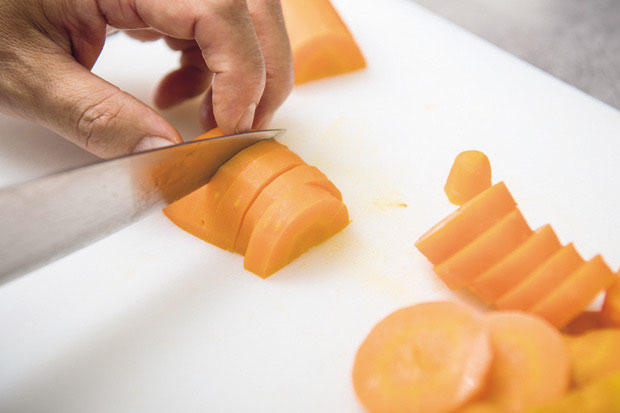 ニンジンを厚さ８mmの輪切り（太い部分は半月切り）にする。