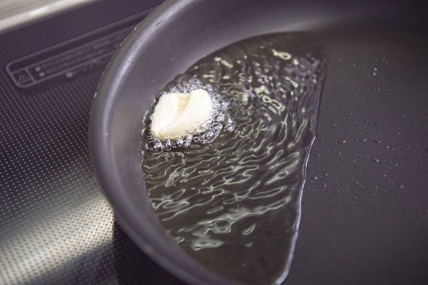 フライパンにサラダ油を熱し、ニンニクを入れる。