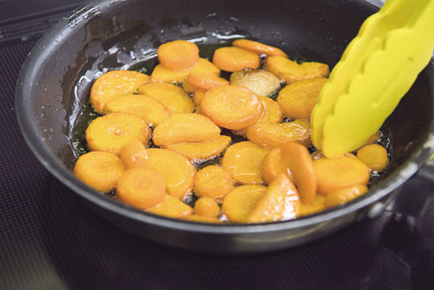 途中裏返す。３、４回繰り返し、全体で12～13分火を入れる。