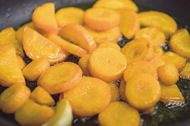 ニンジンの表面が少し乾燥したようになったら火を止める。